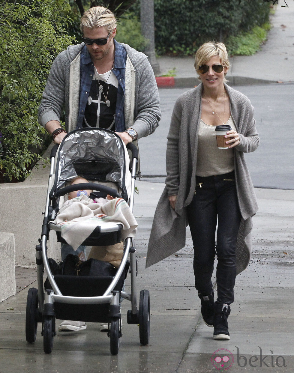 Elsa Pataky y Chris Hemsworth paseando por Santa Mónica con India Rose