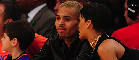 Rihanna agarrada a Chris Brown durante el partido de la NBA