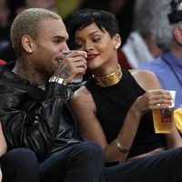 Rihanna muy cómplice con Chris Brown durante el partido de la NBA