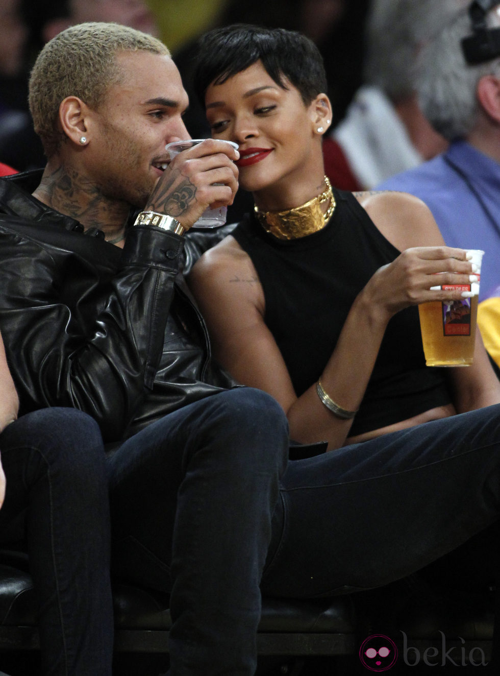 Rihanna muy cómplice con Chris Brown durante el partido de la NBA