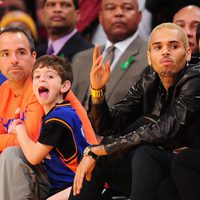 Rihanna y Chris Brown viendo concentrados el partido de la NBA