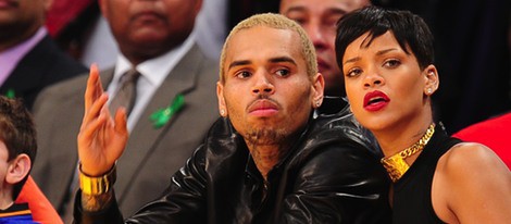 Rihanna y Chris Brown viendo concentrados el partido de la NBA