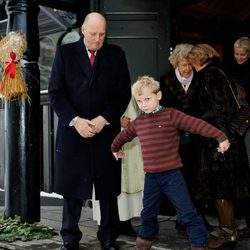 Harald de Noruega y el Príncipe Sverre Magnus en la Misa de Navidad