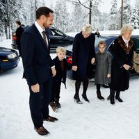 La Reina Sonia, Haakon y Mette Marit de Noruega con sus hijos en la Misa de Navidad