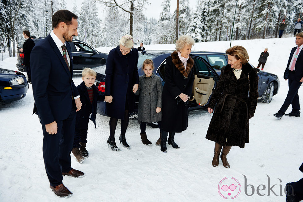 La Reina Sonia, Haakon y Mette Marit de Noruega con sus hijos en la Misa de Navidad