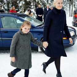 Mette-Marit de Noruega y la Princesa Ingrid Alexandra en la Misa de Navidad