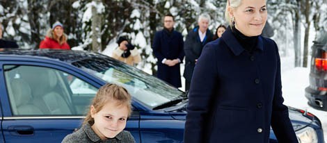 Mette-Marit de Noruega y la Princesa Ingrid Alexandra en la Misa de Navidad