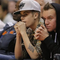 Justin Bieber con un amigo en un partido de la NBA