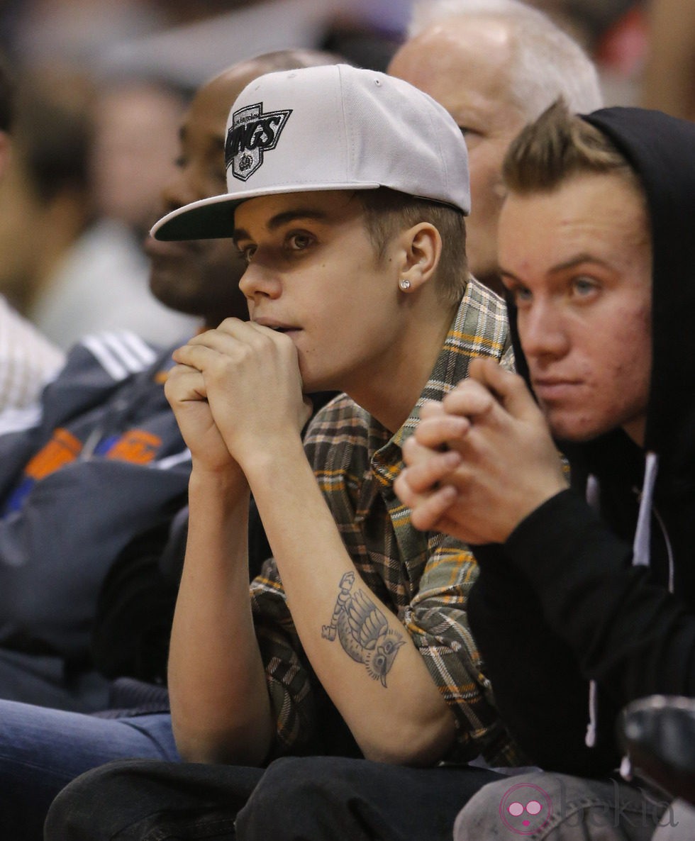 Justin Bieber con un amigo en un partido de la NBA