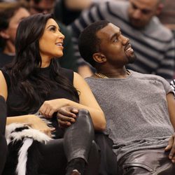 Kim Kardashian y Kanye West viendo a su cuñado jugar en la NBA 