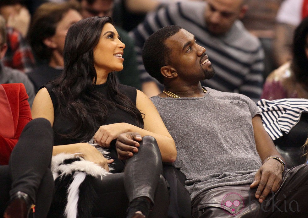 Kim Kardashian y Kanye West viendo a su cuñado jugar en la NBA 