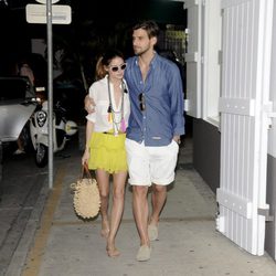 Olivia Palermo y su novio Johannes Huebl disfrutan de su amor en St. Barts