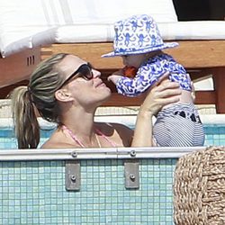 Molly Sims y Brooks en la piscina de un hotel en México