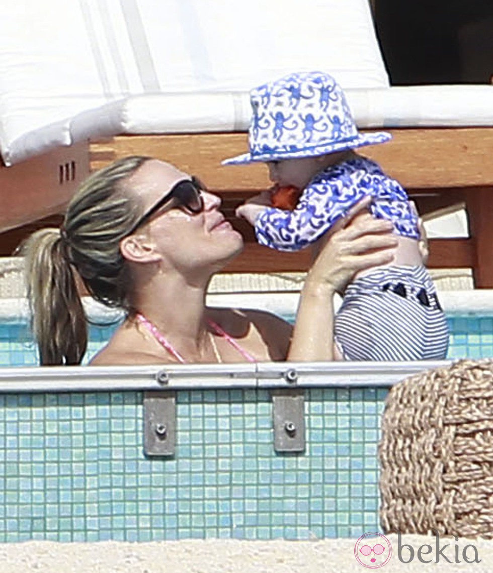 Molly Sims y Brooks en la piscina de un hotel en México