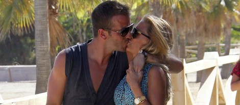 Rafael y Sylvie van der Vaart besándose