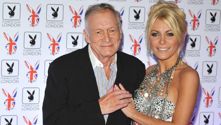 Hugh Hefner y su mujer Chrystal Harris en una fiesta