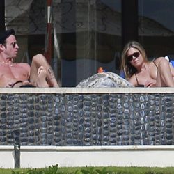 Jennifer Aniston y Justin Therox tomando el sol en Los Cabos