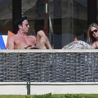 Jennifer Aniston y Justin Therox tomando el sol en Los Cabos