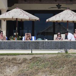 Justin Therox, Jennifer Aniston, Emily Blunt, Jimmy Kimmel y Molly McNearney en Los Cabos