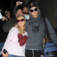 Paris Hilton y River Viiperi abrazados en el aeropuerto de Los Ángeles