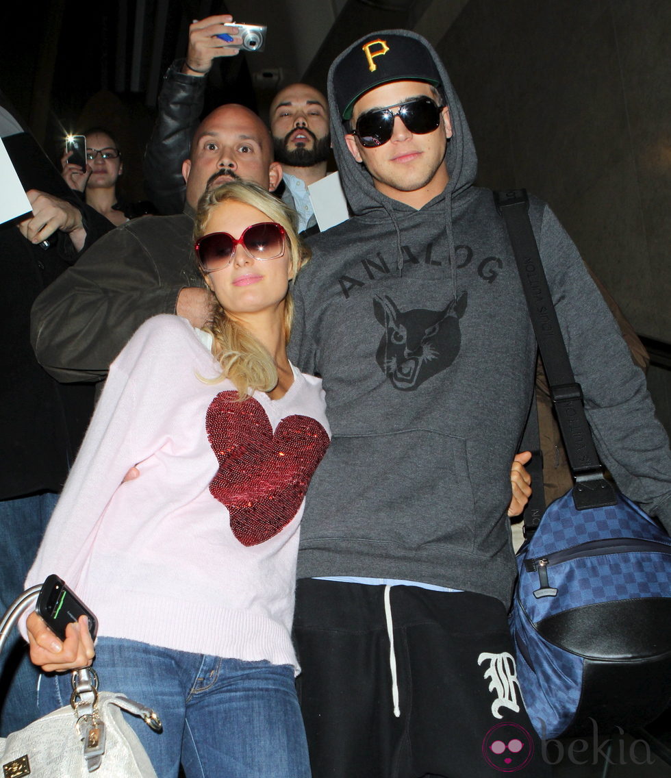 Paris Hilton y River Viiperi abrazados en el aeropuerto de Los Ángeles