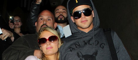 Paris Hilton y River Viiperi abrazados en el aeropuerto de Los Ángeles