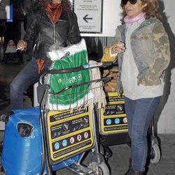 Lolita y Rosario Flores en el aeropuerto de Barajas tras volver de México