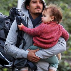 Orlando Bloom con su hijo Flynn en brazos