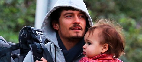 Orlando Bloom con su hijo Flynn en brazos