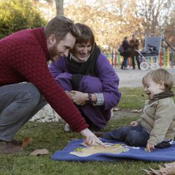 Pablo Rivero y Cristina Alcázar con su hijo en 'Cuéntame'