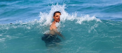 Barack Obama bañándose en el mar en Hawai