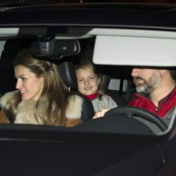 Los Príncipes Felipe y Letizia y la Infanta Leonor saliendo de casa de Jesús Ortiz