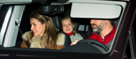 Los Príncipes Felipe y Letizia y la Infanta Leonor saliendo de casa de Jesús Ortiz