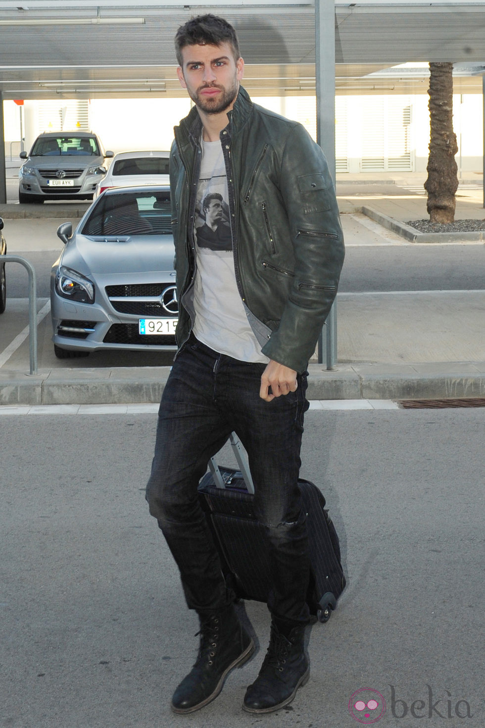 Gerard Piqué en el aeropuerto de Barcelona rumbo a la entrega del Balón de Oro 2012