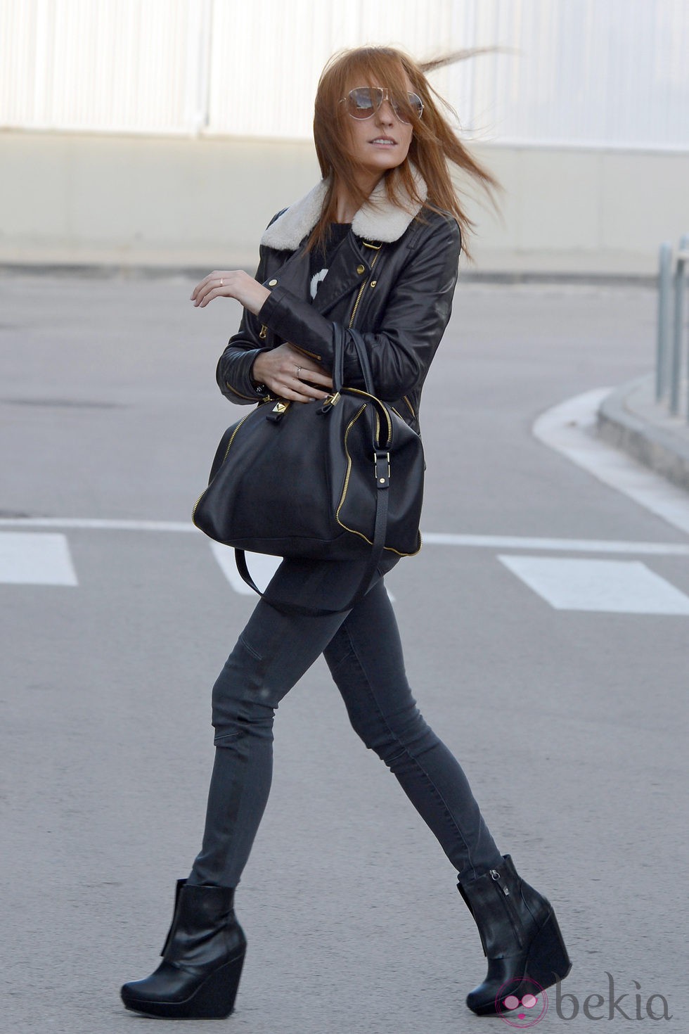 Anna Ortiz en el aeropuerto de Barcelona rumbo a la entrega del Balón de Oro 2012