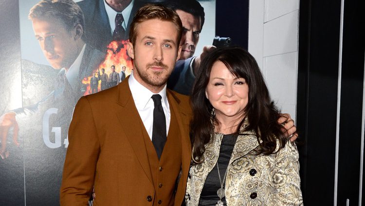 Ryan Gosling y su madre en el estreno de 'Gangster Squad' en Los Angeles