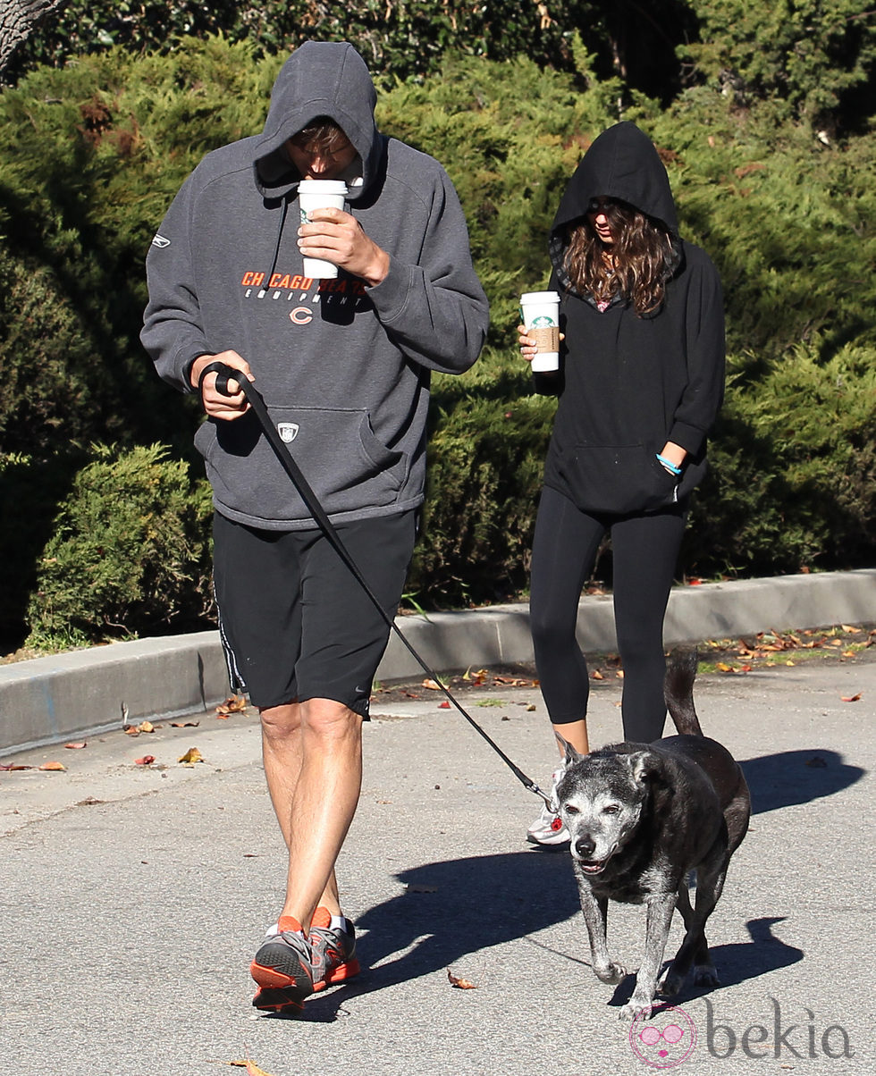 Ashton Kutcher y Mila Kunis toman un café mientras pasean al perro