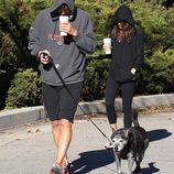 Ashton Kutcher y Mila Kunis toman un café mientras pasean al perro