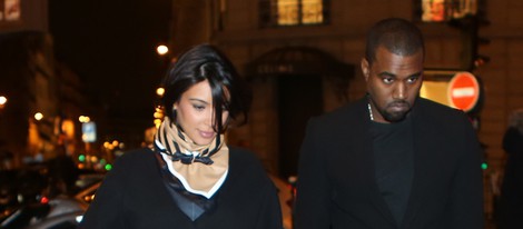 Kim Kardashian y Kanye West pasean por París tras anunciar que serán padres