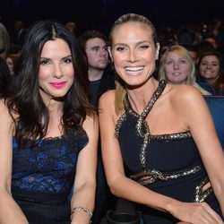 Sandra Bullock y Heidi Klum en los People's Choice Awards 2013