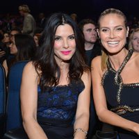 Sandra Bullock y Heidi Klum en los People's Choice Awards 2013