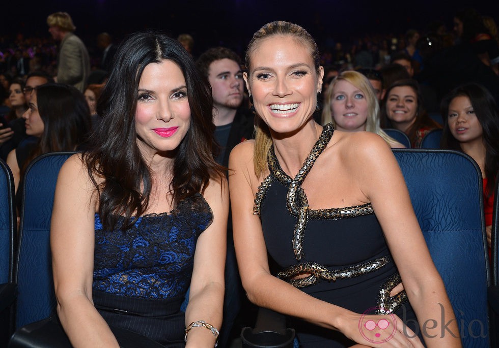 Sandra Bullock y Heidi Klum en los People's Choice Awards 2013