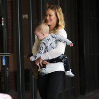 Hilary Duff con su hijo Luca en California