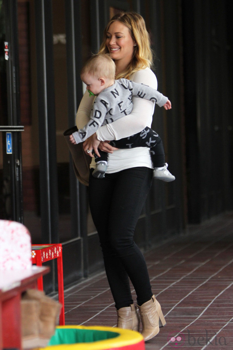 Hilary Duff con su hijo Luca en California