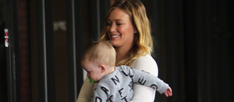 Hilary Duff con su hijo Luca en California