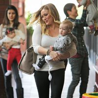 Hilary Duff lleva a Luca al colegio