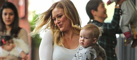 Hilary Duff lleva a Luca al colegio