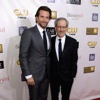 Bradley Cooper y Steven Spielberg en los Critics' Choice Movie Awards 2013