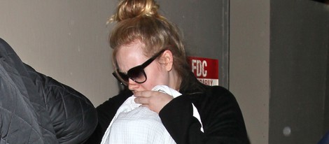 Adele escondiendo a su hijo en el aeropuerto de Los Ángeles