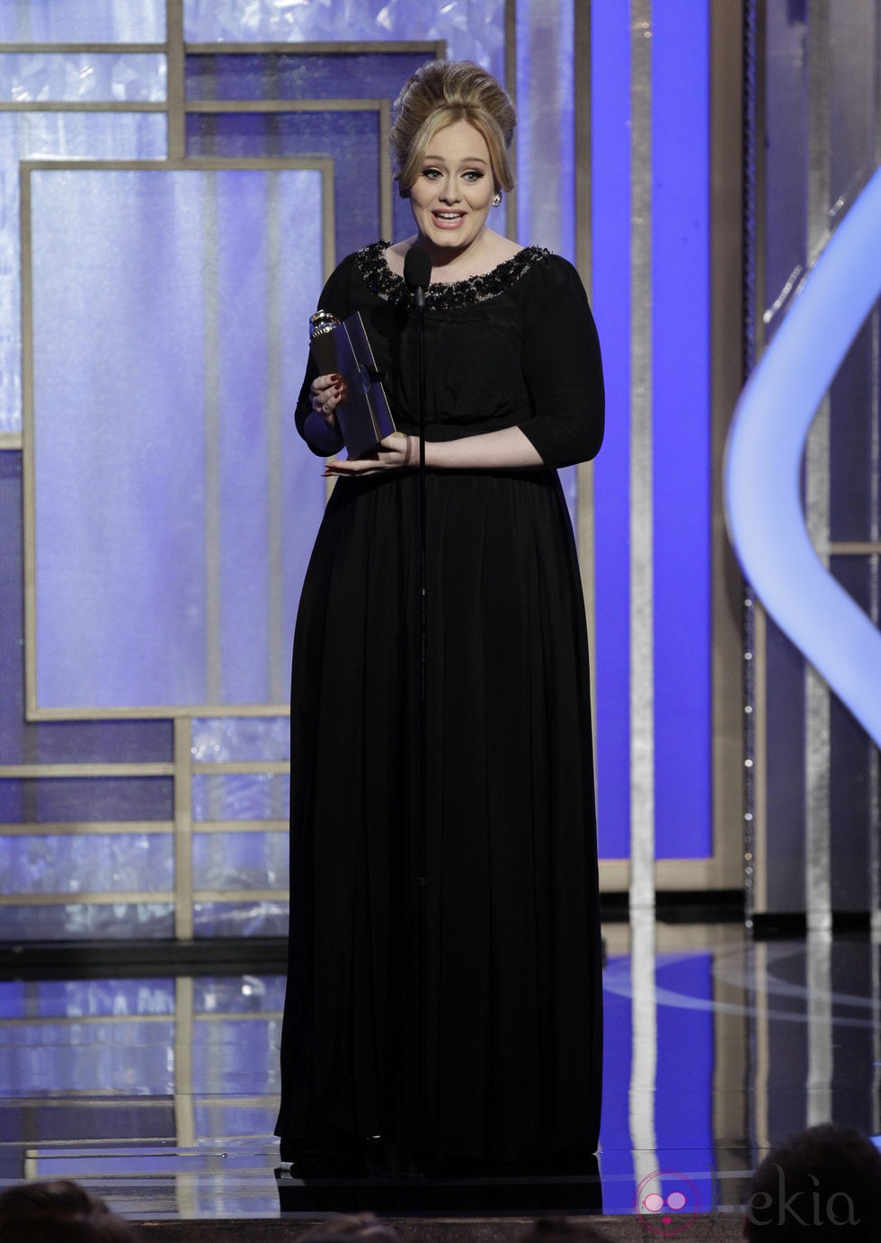 Adele con su Globo de Oro 2013 por la canción de 'Skyfall'